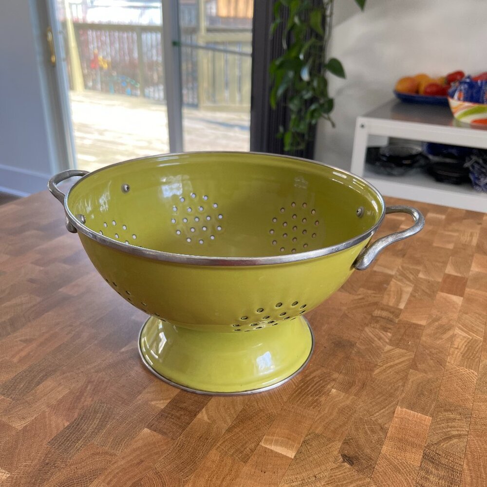 Vintage strainer in avocado green enamel (MCM/Retro style)